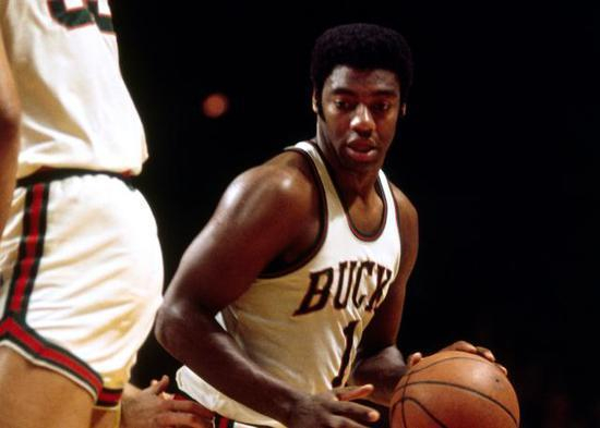 篮球迷们将 篮球迷们将